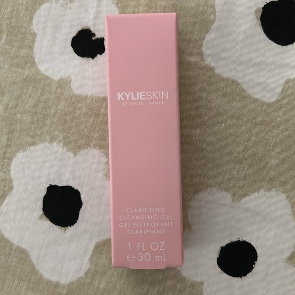 Kylie Skin Makeup Melting Cleanser + Clarifying Cleansing Gel Duo - Picture 3 of 3